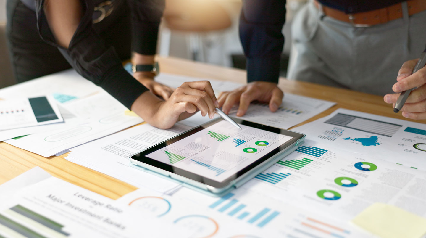 Gérante d'un commerce consultant des données de consommation électrique sur une tablette